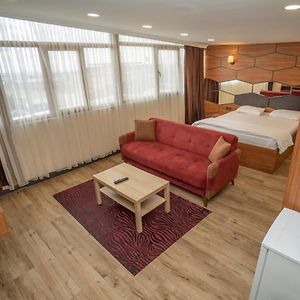 216 Hill Suites